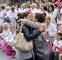دو زن مقابل مخالفان ازدواج همجنسگرایان در فرانسه هم را می‌بوسند