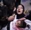 کودک فلسطینی کشته‌شده در جنگ با اسرائیل در آغوش مادرش 